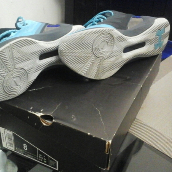 Tennis shoes - Picture 2 of 3